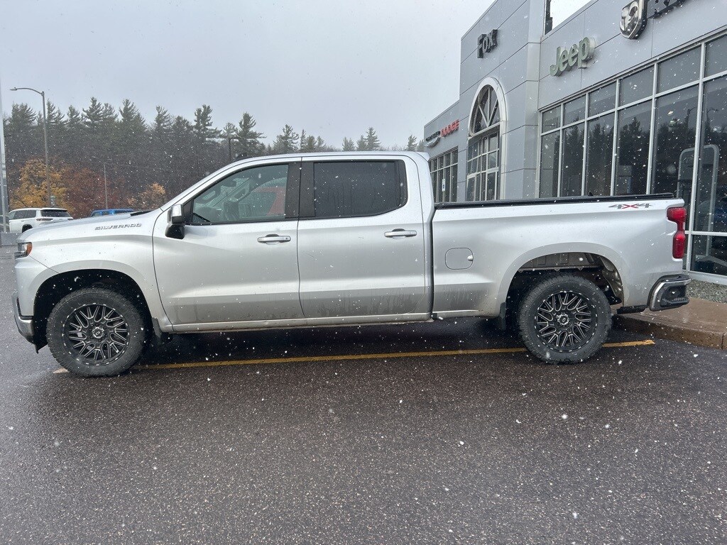2021 Chevrolet Silverado 1500 LT photo 2