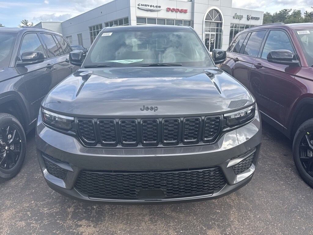 2025 Jeep Grand Cherokee Altitude photo 2