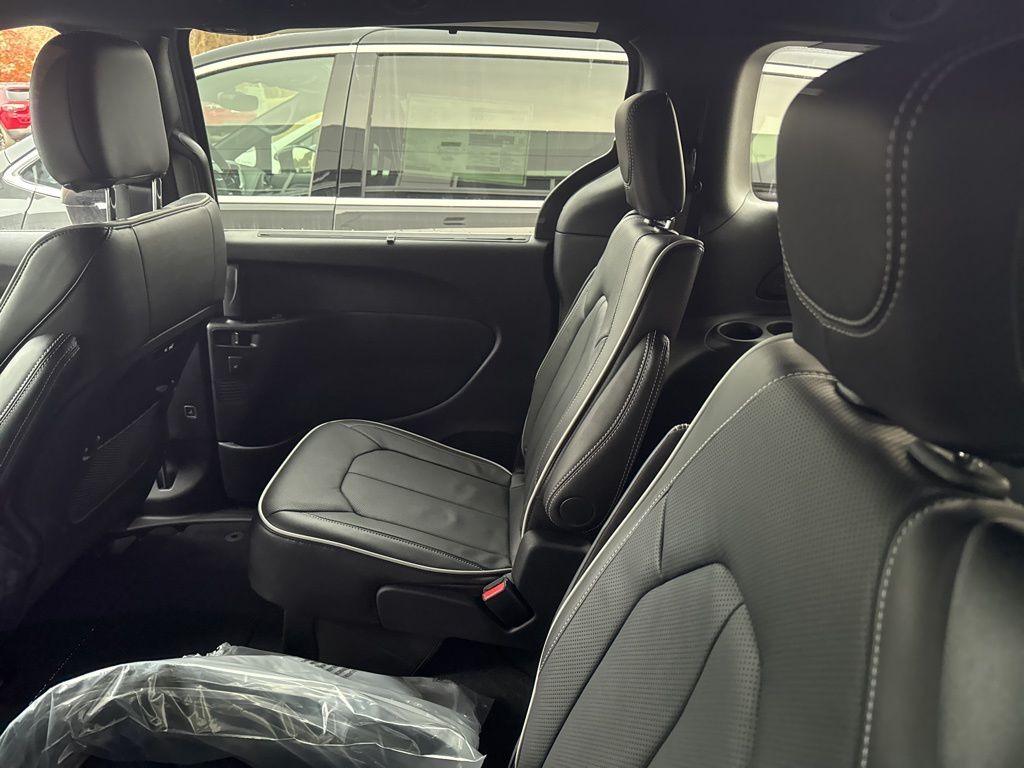 2026 Chrysler Pacifica Limited - Photo 9