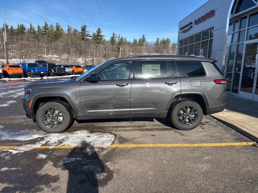 2025 Jeep Grand Cherokee Laredo Altitude photo 2