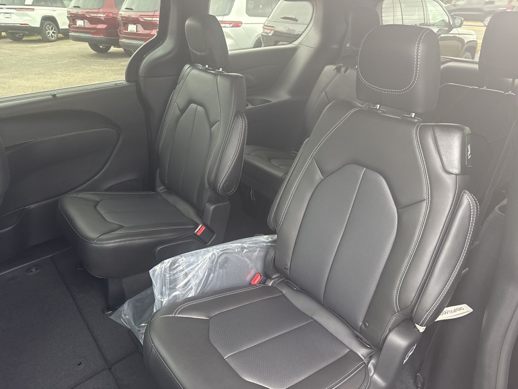 2026 Chrysler Pacifica Select - Photo 9