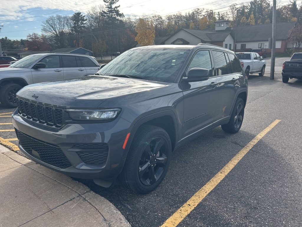 Used 2024 Jeep Grand Cherokee Laredo SUV