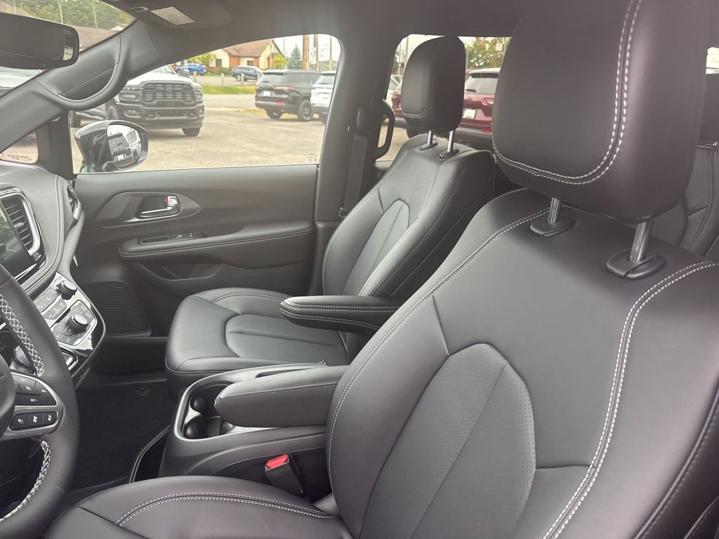 2026 Chrysler Pacifica Select - Photo 6