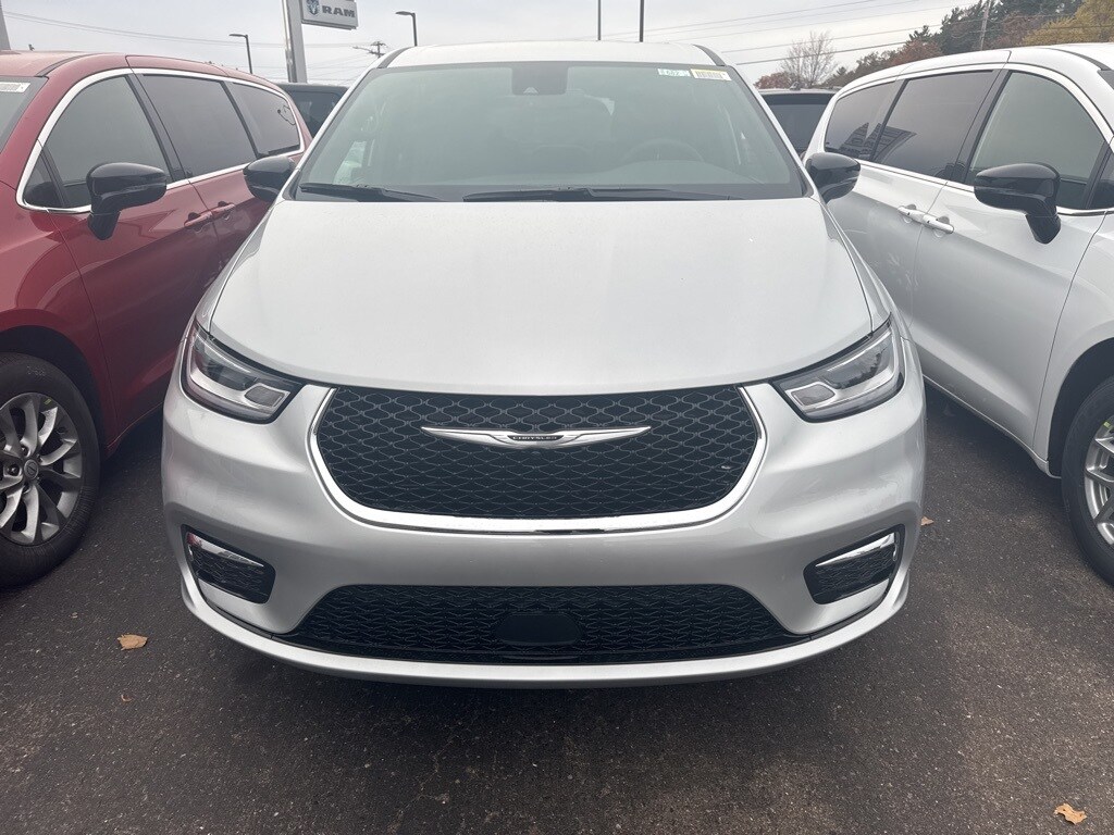 2026 Chrysler Pacifica photo 2