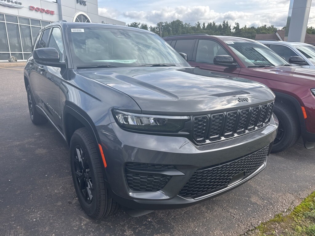 2025 Jeep Grand Cherokee Altitude photo 3