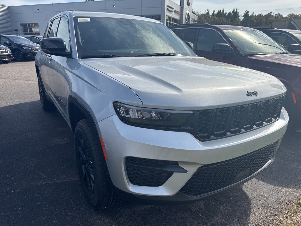 2025 Jeep Grand Cherokee Altitude photo 2