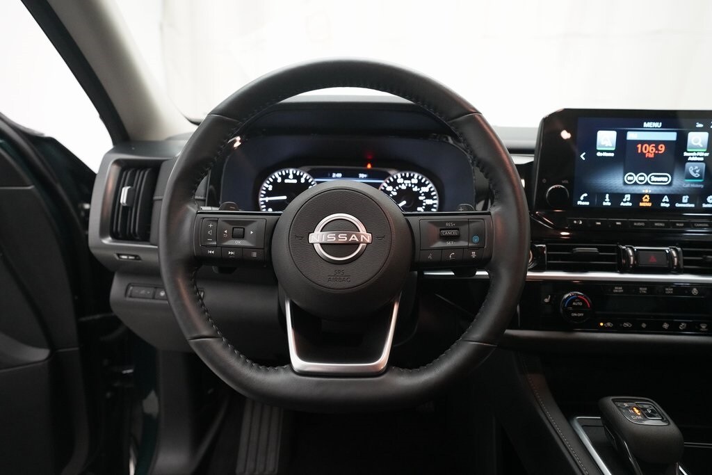 2023 Nissan Pathfinder SL photo 2