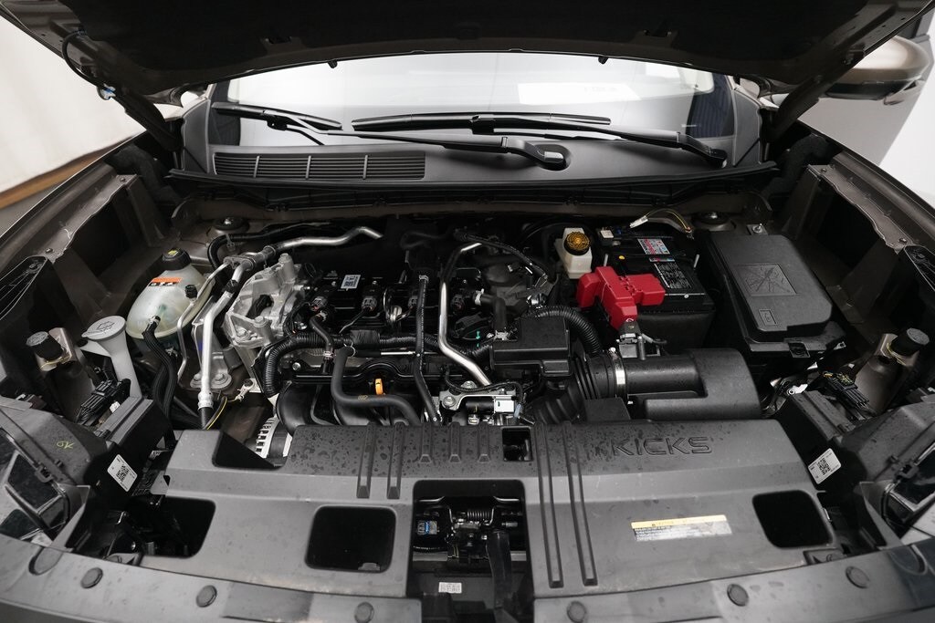 2025 Nissan Kicks SR photo 3