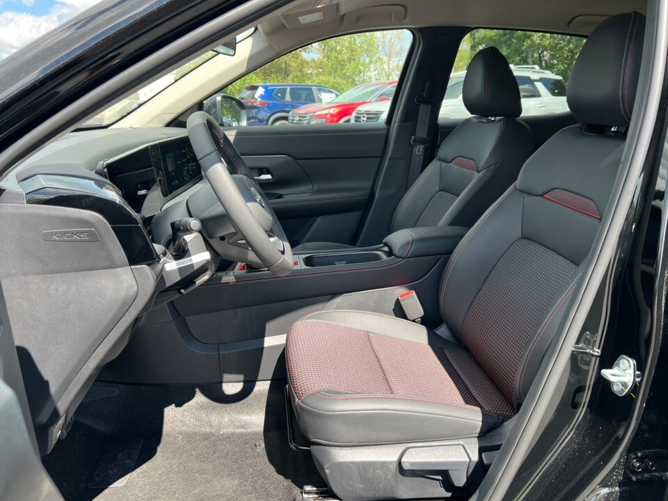 2025 Nissan Kicks SR photo 3