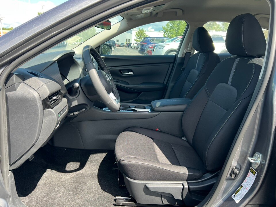 2025 Nissan Sentra SV photo 3