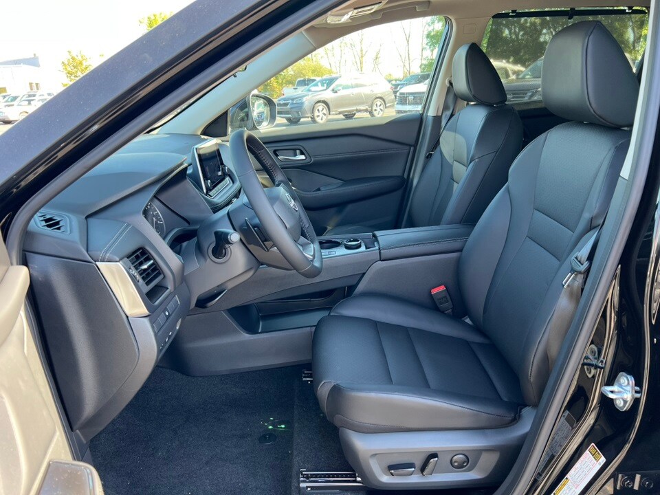 2026 Nissan Rogue SV photo 2