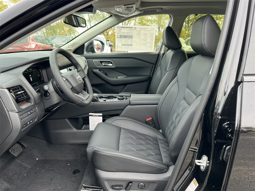 2026 Nissan Rogue Platinum photo 3