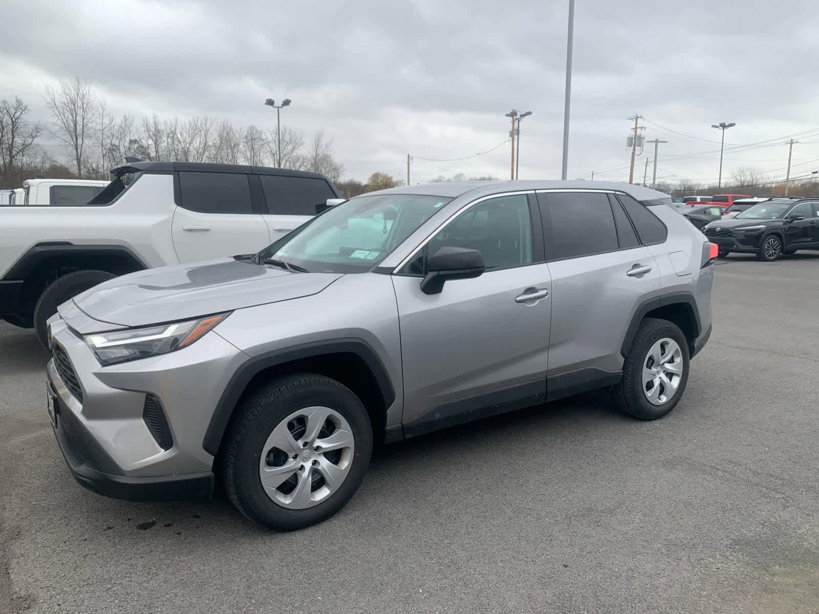2023 Toyota RAV4 LE's photo