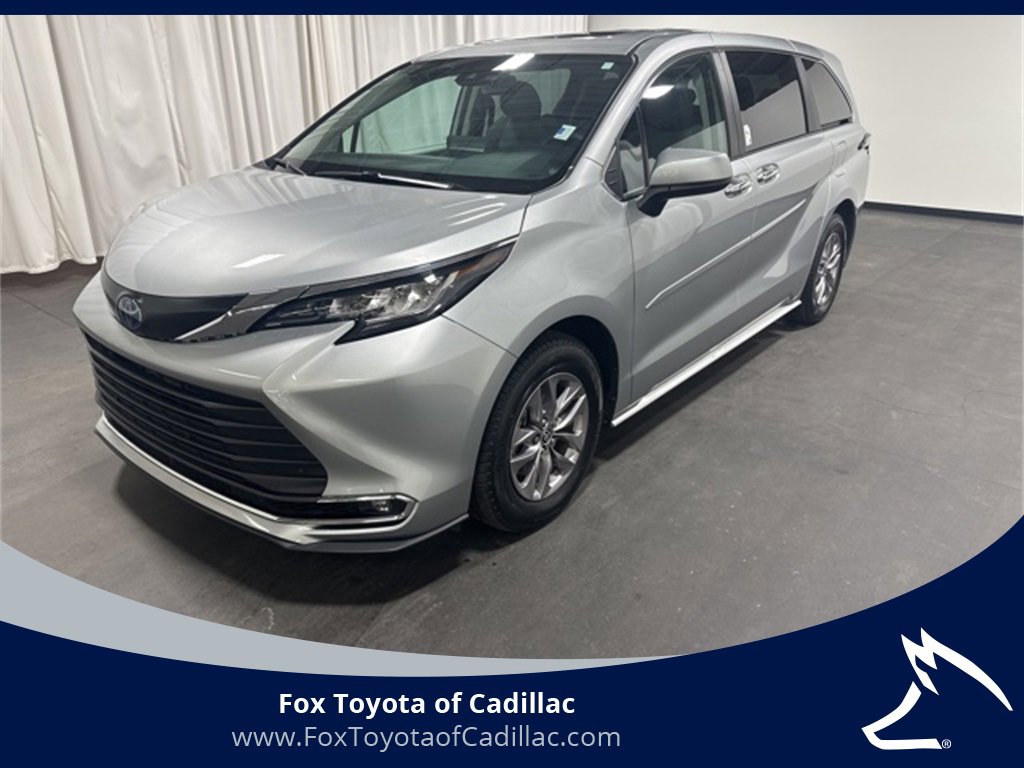2023 Toyota Sienna XLE's photo