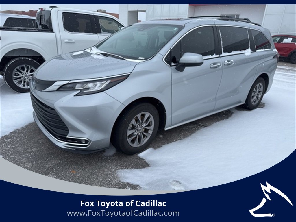2023 Toyota Sienna XLE's photo