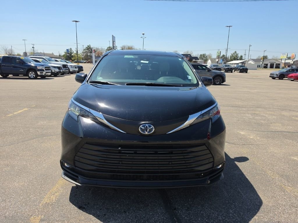 Used 2025 Toyota Sienna XLE Van Passenger Van