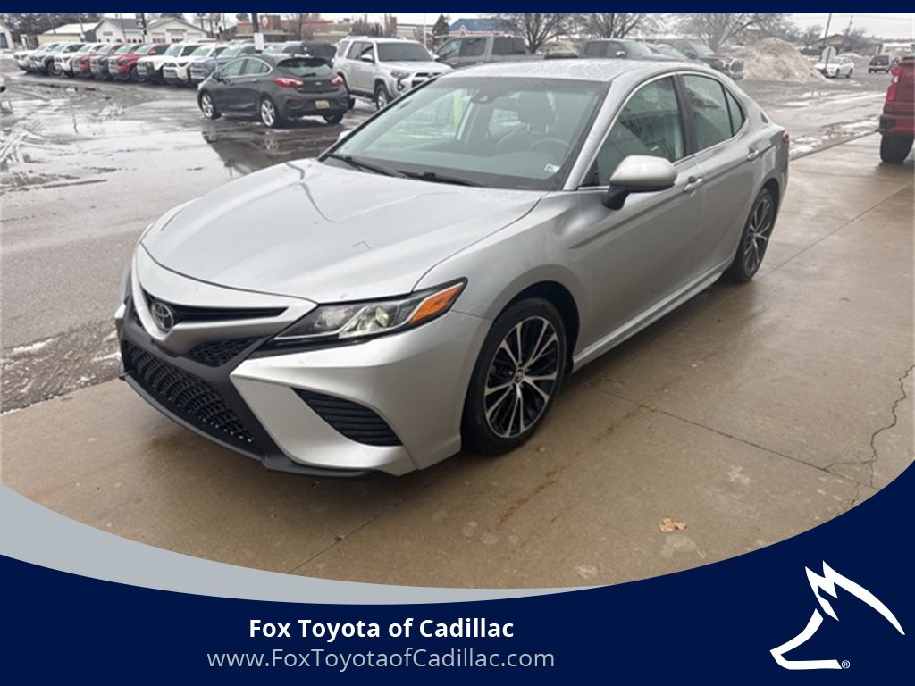 2020 Toyota Camry SE's photo