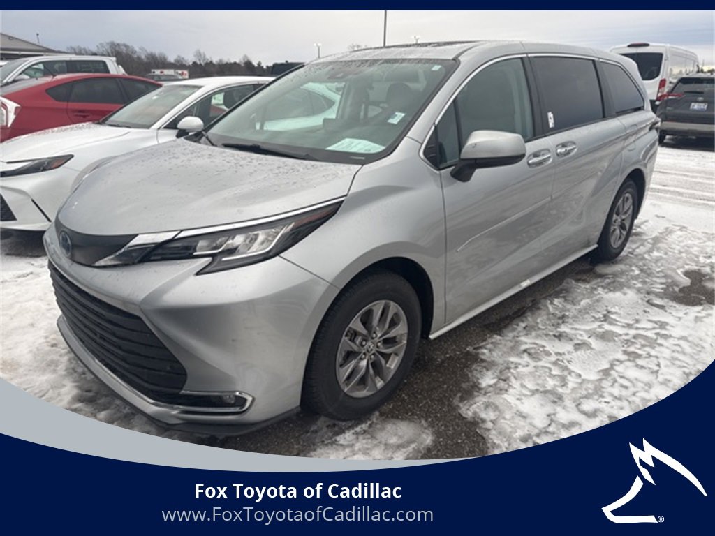 2023 Toyota Sienna XLE's photo