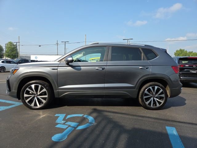2024 Volkswagen Taos SE photo 4