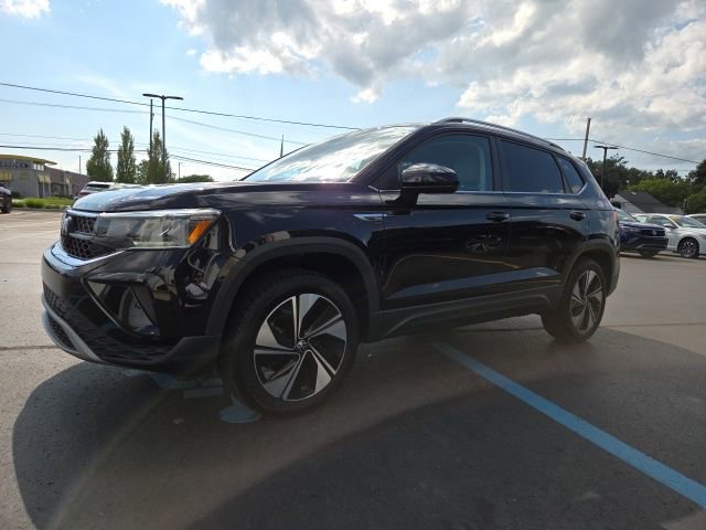 2024 Volkswagen Taos SE photo 3