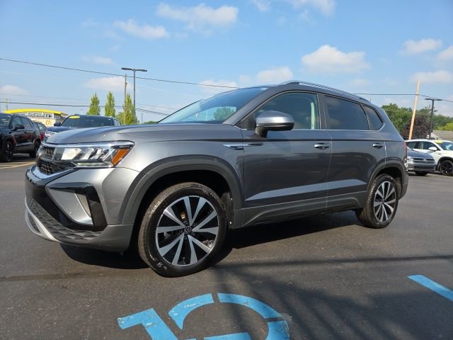 2024 Volkswagen Taos SE photo 3