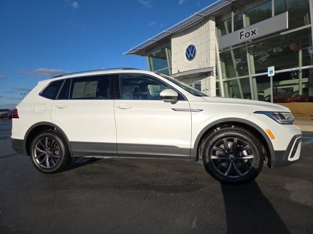 2023 Volkswagen Tiguan SE's photo
