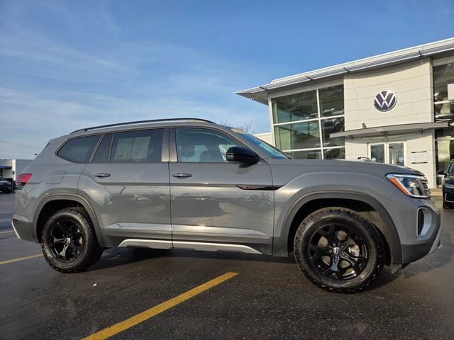 2025 Volkswagen Atlas 2.0T Atlas Peak Edition 4MOTION's photo