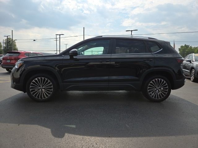 2025 Volkswagen Taos SE photo 3