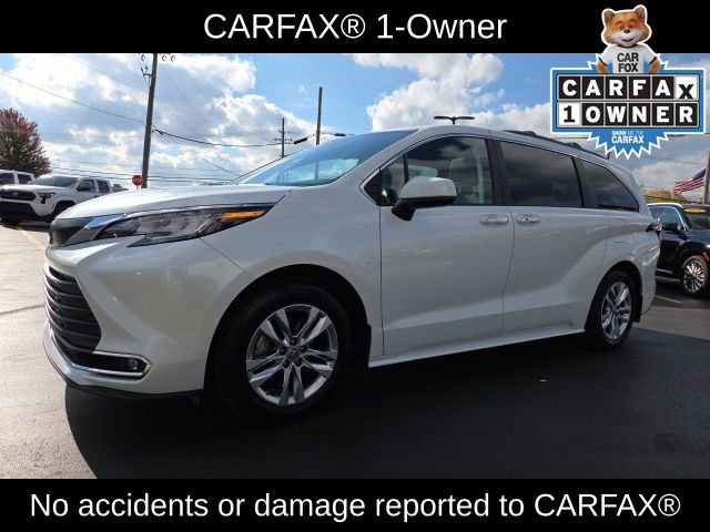 2023 Toyota Sienna XLE photo 3