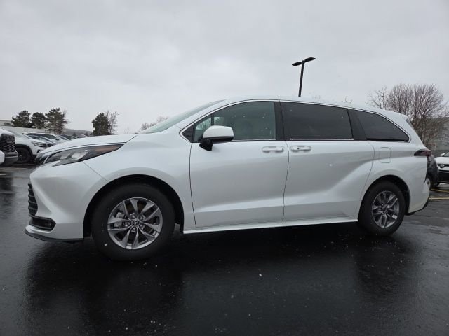 2025 Toyota Sienna XLE's photo