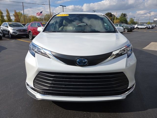 2023 Toyota Sienna XLE photo 2