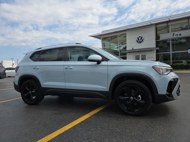 2025 Volkswagen Taos 1.5T SEL 4Motion's photo