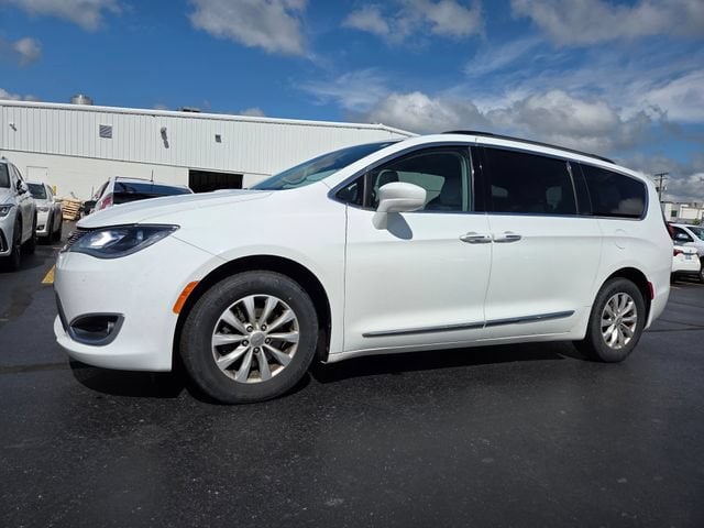 2017 Chrysler Pacifica Touring-L's photo