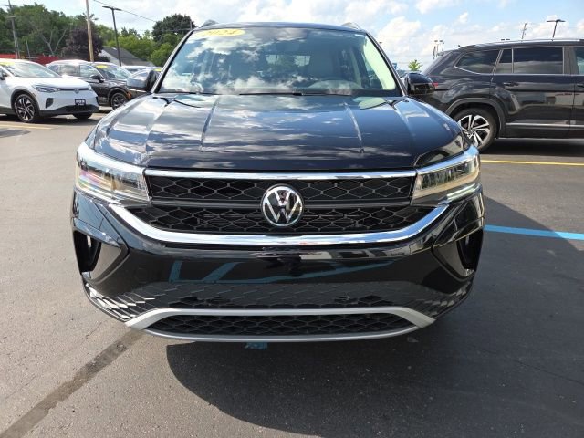 2024 Volkswagen Taos SE photo 2