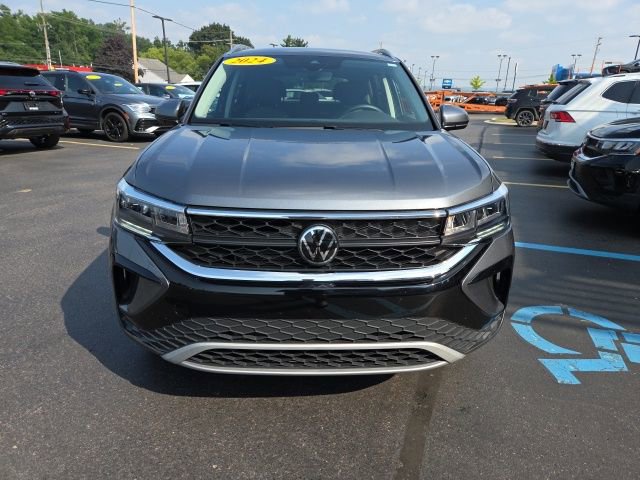 2024 Volkswagen Taos SE photo 2