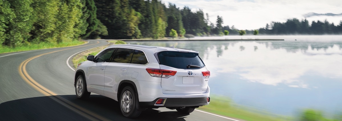 2019 Toyota Highlander vs VW Atlas Highlander driving along lake