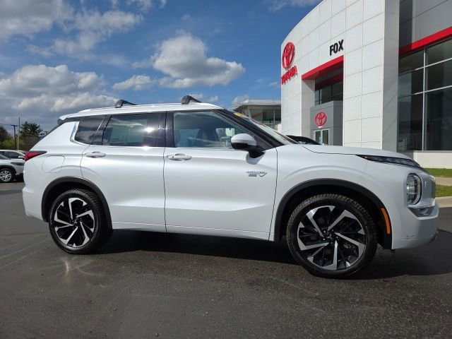 2023 Mitsubishi Outlander Plug-in Hybrid SEL S-AWC's photo
