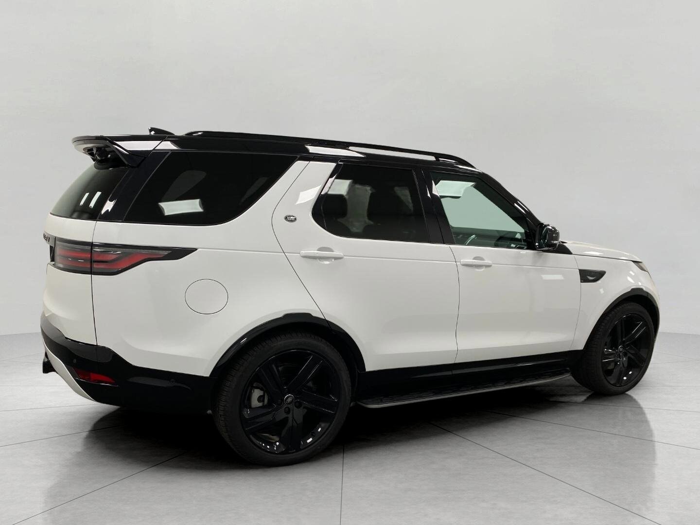 2025 Land Rover Discovery P360 Dynamic SE photo 3