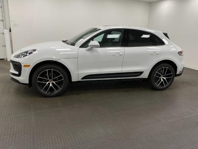 2025 Porsche Macan photo 2
