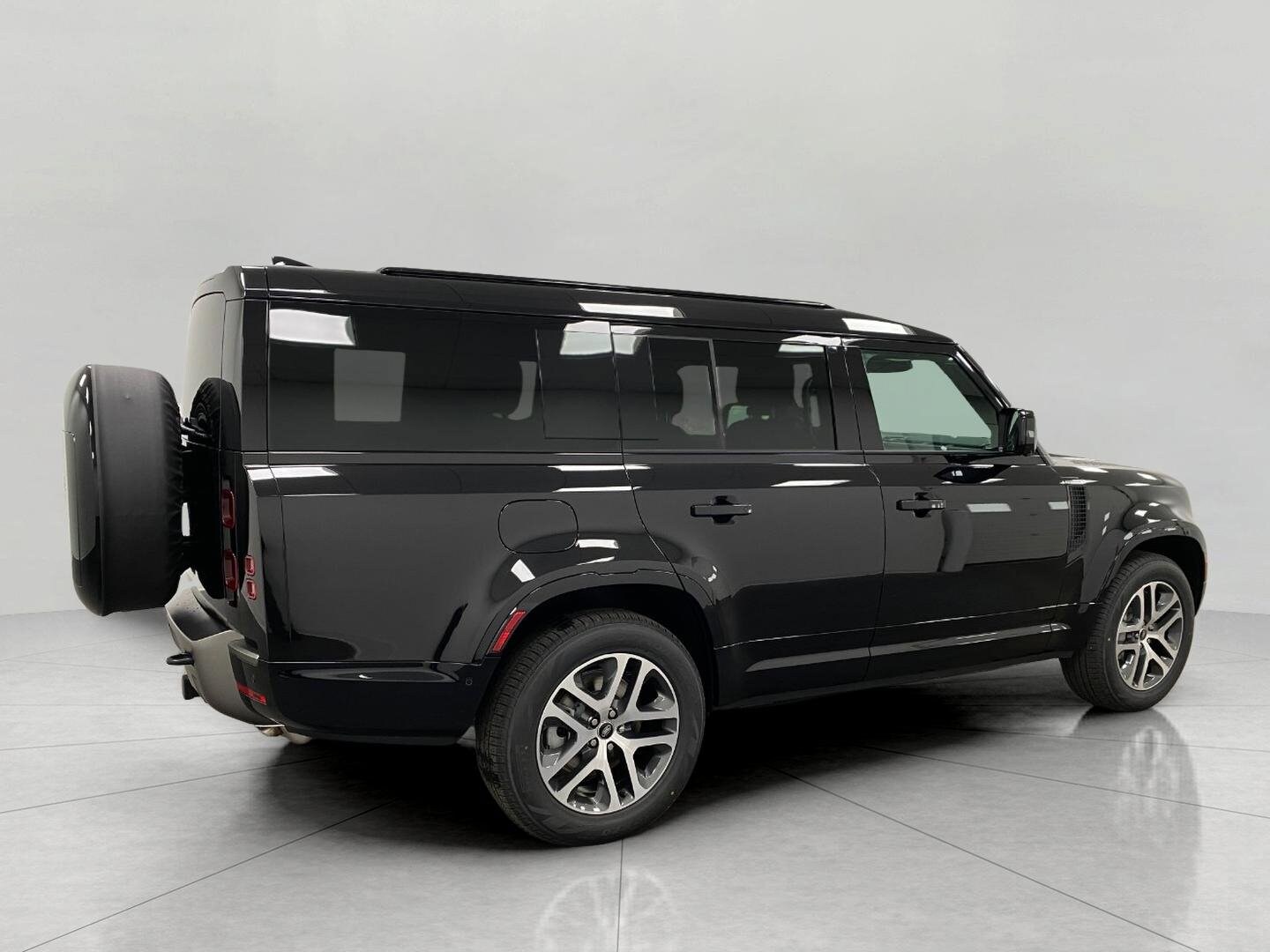 2025 Land Rover Defender X-Dynamic SE photo 3