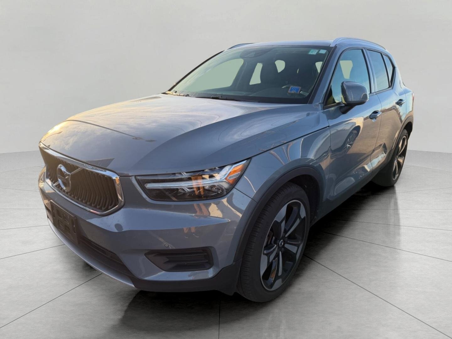 2020 Volvo XC40 T5 AWD Momentum photo 2