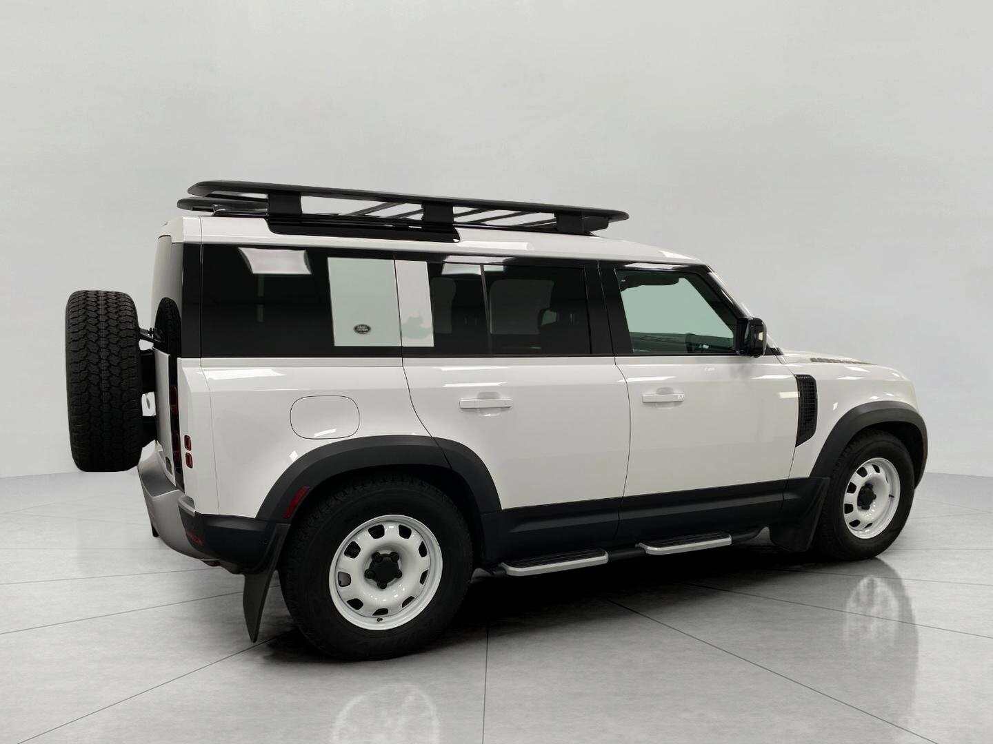 2023 Land Rover Defender 110 S photo 3