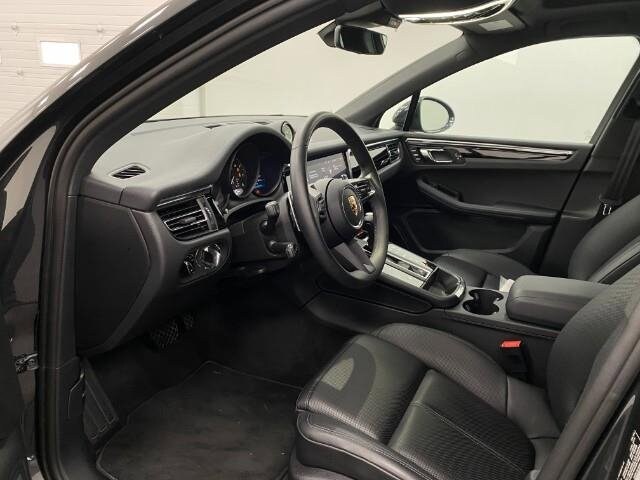 2025 Porsche Macan T photo 3