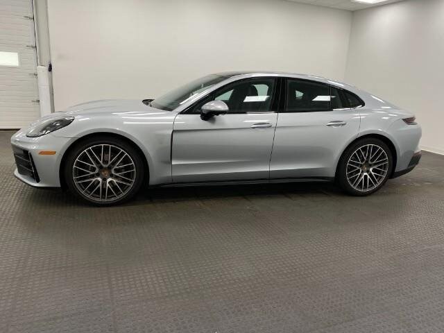 2024 Porsche Panamera 4 photo 2