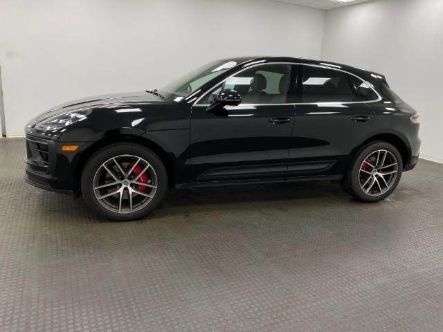 2022 Porsche Macan S photo 2