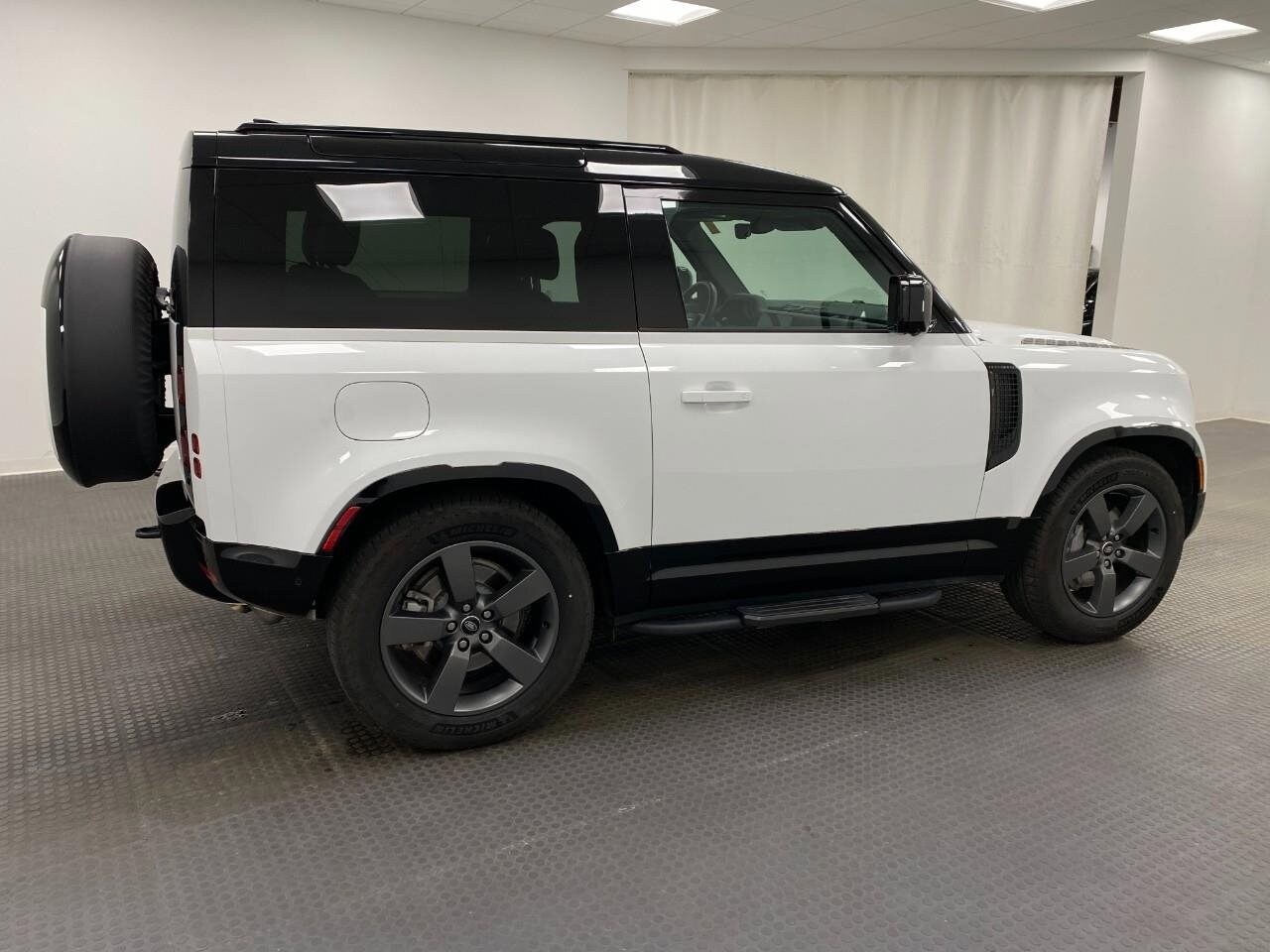 2025 Land Rover Defender 90 X-Dynamic SE photo 3