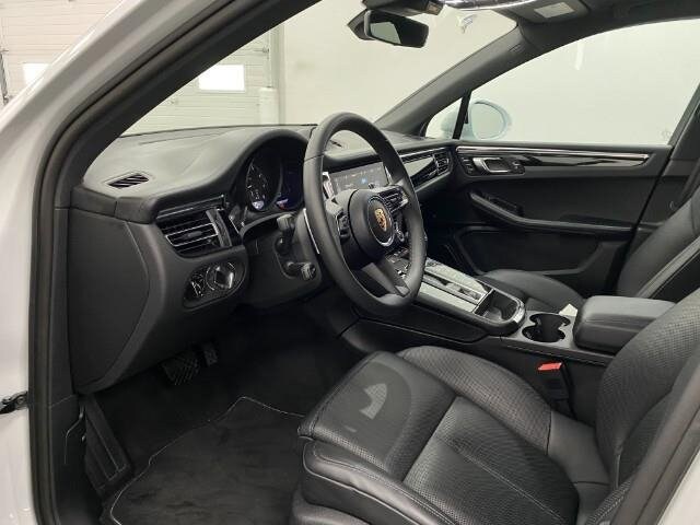 2025 Porsche Macan photo 4