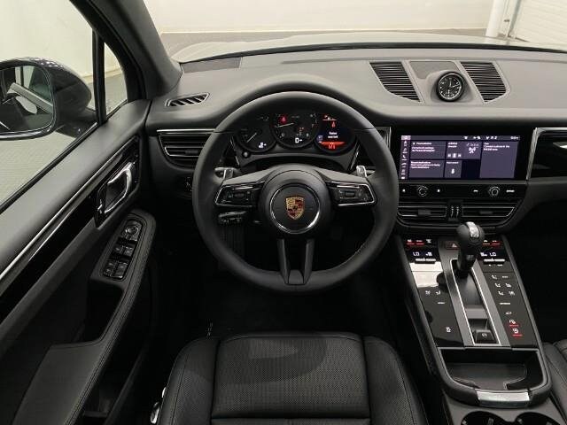 2025 Porsche Macan Base photo 4