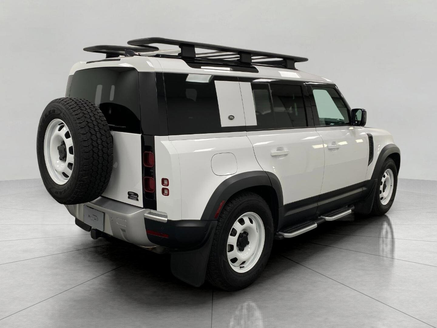 2023 Land Rover Defender 110 S photo 4