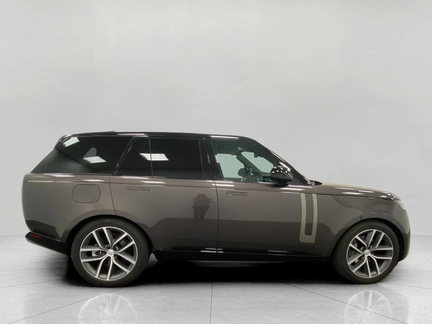 2025 Land Rover Range Rover SE photo 2